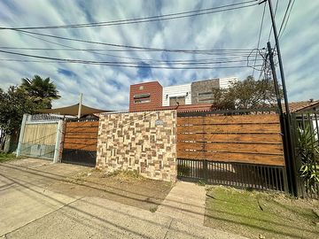 SE VENDE AMPLIA Y LUMINOSA CASA  / 6D / 3B /  2E / MACUL