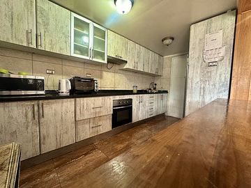 SE VENDE AMPLIA Y LUMINOSA CASA  / 6D / 3B /  2E / MACUL
