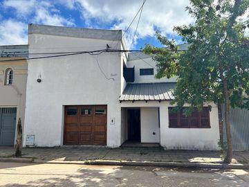 Casa céntrica de época con amplios espacios: ¡Ideal para renovar y crear tu hogar ideal!