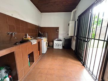 Casa céntrica de época con amplios espacios: ¡Ideal para renovar y crear tu hogar ideal!