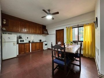 Casa céntrica de época con amplios espacios: ¡Ideal para renovar y crear tu hogar ideal!