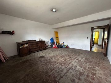 Casa céntrica de época con amplios espacios: ¡Ideal para renovar y crear tu hogar ideal!