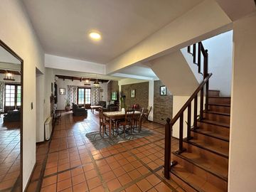 Casa céntrica de época con amplios espacios: ¡Ideal para renovar y crear tu hogar ideal!