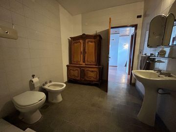 Casa céntrica de época con amplios espacios: ¡Ideal para renovar y crear tu hogar ideal!