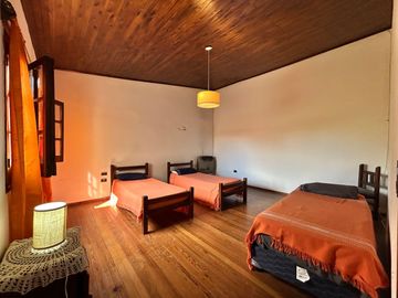 Casa céntrica de época con amplios espacios: ¡Ideal para renovar y crear tu hogar ideal!