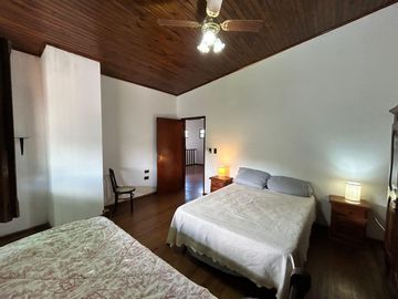 Casa céntrica de época con amplios espacios: ¡Ideal para renovar y crear tu hogar ideal!