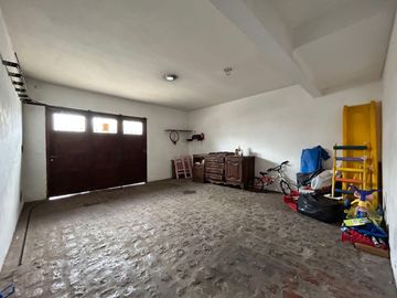 Casa céntrica de época con amplios espacios: ¡Ideal para renovar y crear tu hogar ideal!