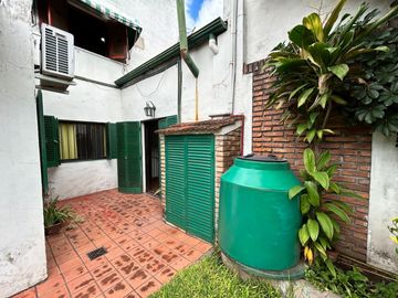 Casa céntrica de época con amplios espacios: ¡Ideal para renovar y crear tu hogar ideal!