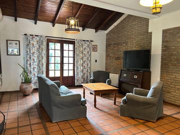 Casa céntrica de época con amplios espacios: ¡Ideal para renovar y crear tu hogar ideal!