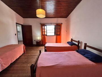 Casa céntrica de época con amplios espacios: ¡Ideal para renovar y crear tu hogar ideal!