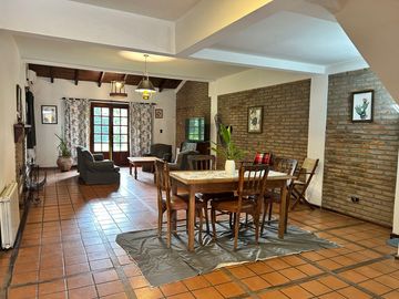 Casa céntrica de época con amplios espacios: ¡Ideal para renovar y crear tu hogar ideal!