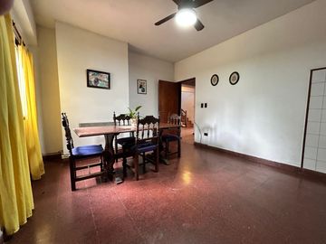 Casa céntrica de época con amplios espacios: ¡Ideal para renovar y crear tu hogar ideal!