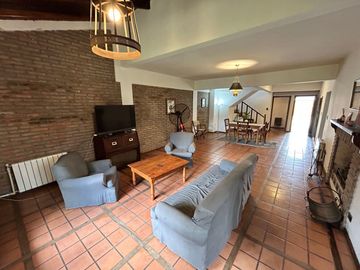 Casa céntrica de época con amplios espacios: ¡Ideal para renovar y crear tu hogar ideal!