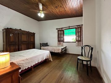 Casa céntrica de época con amplios espacios: ¡Ideal para renovar y crear tu hogar ideal!