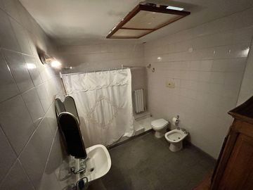 Casa céntrica de época con amplios espacios: ¡Ideal para renovar y crear tu hogar ideal!