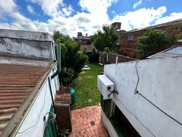 Casa céntrica de época con amplios espacios: ¡Ideal para renovar y crear tu hogar ideal!