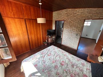 Casa céntrica de época con amplios espacios: ¡Ideal para renovar y crear tu hogar ideal!