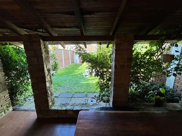 Casa céntrica de época con amplios espacios: ¡Ideal para renovar y crear tu hogar ideal!