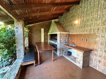Casa céntrica de época con amplios espacios: ¡Ideal para renovar y crear tu hogar ideal!