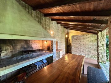 Casa céntrica de época con amplios espacios: ¡Ideal para renovar y crear tu hogar ideal!