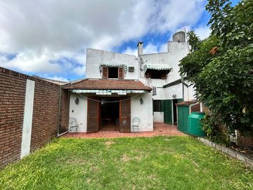 Casa céntrica de época con amplios espacios: ¡Ideal para renovar y crear tu hogar ideal!