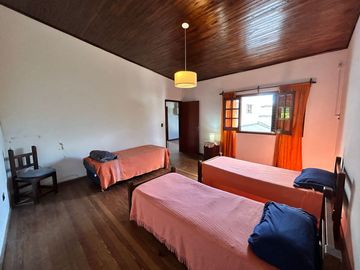Casa céntrica de época con amplios espacios: ¡Ideal para renovar y crear tu hogar ideal!