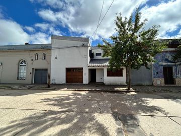 Casa céntrica de época con amplios espacios: ¡Ideal para renovar y crear tu hogar ideal!