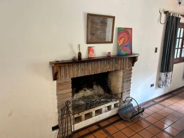 Casa céntrica de época con amplios espacios: ¡Ideal para renovar y crear tu hogar ideal!