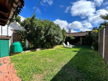 Casa céntrica de época con amplios espacios: ¡Ideal para renovar y crear tu hogar ideal!