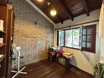 Casa céntrica de época con amplios espacios: ¡Ideal para renovar y crear tu hogar ideal!