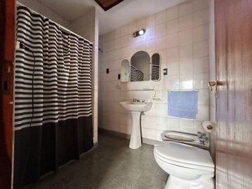 Casa céntrica de época con amplios espacios: ¡Ideal para renovar y crear tu hogar ideal!