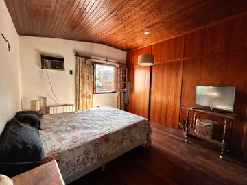 Casa céntrica de época con amplios espacios: ¡Ideal para renovar y crear tu hogar ideal!