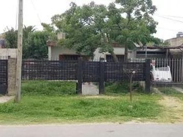 Casa en venta - 3 Dormitorios 1 Baño - Cochera - 687,4Mts2 - 9 De Abril
