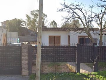 Casa en venta - 3 Dormitorios 1 Baño - Cochera - 687,4Mts2 - 9 De Abril