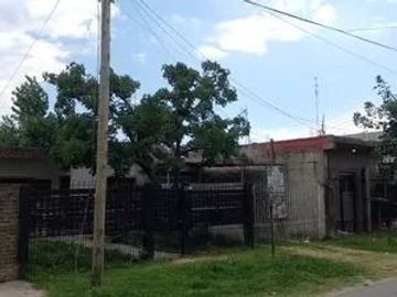 Casa en venta - 3 Dormitorios 1 Baño - Cochera - 687,4Mts2 - 9 De Abril