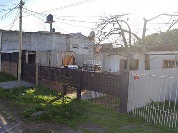 Casa en venta - 3 Dormitorios 1 Baño - Cochera - 687,4Mts2 - 9 De Abril