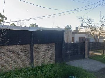 Casa en venta - 3 Dormitorios 1 Baño - Cochera - 687,4Mts2 - 9 De Abril