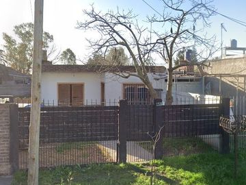 Casa en venta - 3 Dormitorios 1 Baño - Cochera - 687,4Mts2 - 9 De Abril