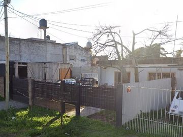 Casa en venta - 3 Dormitorios 1 Baño - Cochera - 687,4Mts2 - 9 De Abril