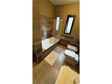 CASA EN VENTA BARRIO LOMAS DEL REY, MAYÚ SUMAJ