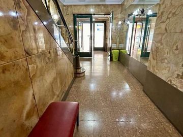 Venta de 1 amplio ambiente luminoso a metros de Plaza de Mayo