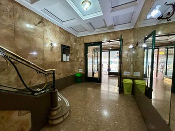 Venta de 1 amplio ambiente luminoso a metros de Plaza de Mayo