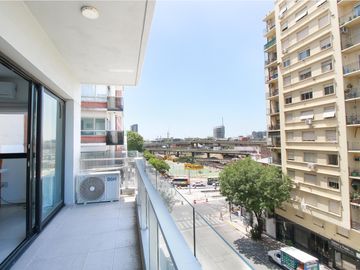 1 ambiente gran al frente con bacón corrido, a metros de Puerto Madero