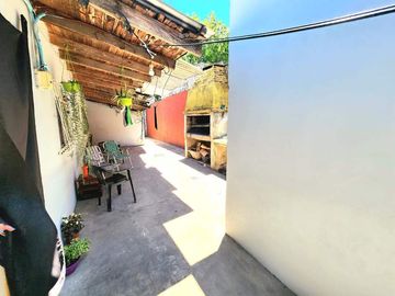 Casa con Departamento en venta en Ituzaingo Norte