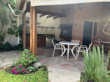 IMPECABLE CHALET con ubicación estratégica