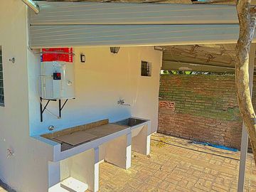 Casa 2 ambientes con terraza y gran fondo Rafael Calzada