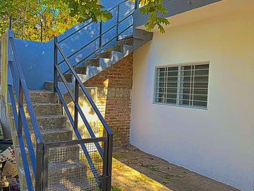 Casa 2 ambientes con terraza y gran fondo Rafael Calzada