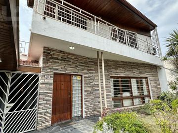 Casa 5 ambientes - 4 dormitorios - 2 baños - 3 cocheras - It