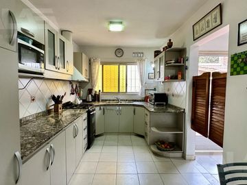 Casa 5 ambientes - 4 dormitorios - 2 baños - 3 cocheras - It