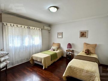 Casa 5 ambientes - 4 dormitorios - 2 baños - 3 cocheras - It